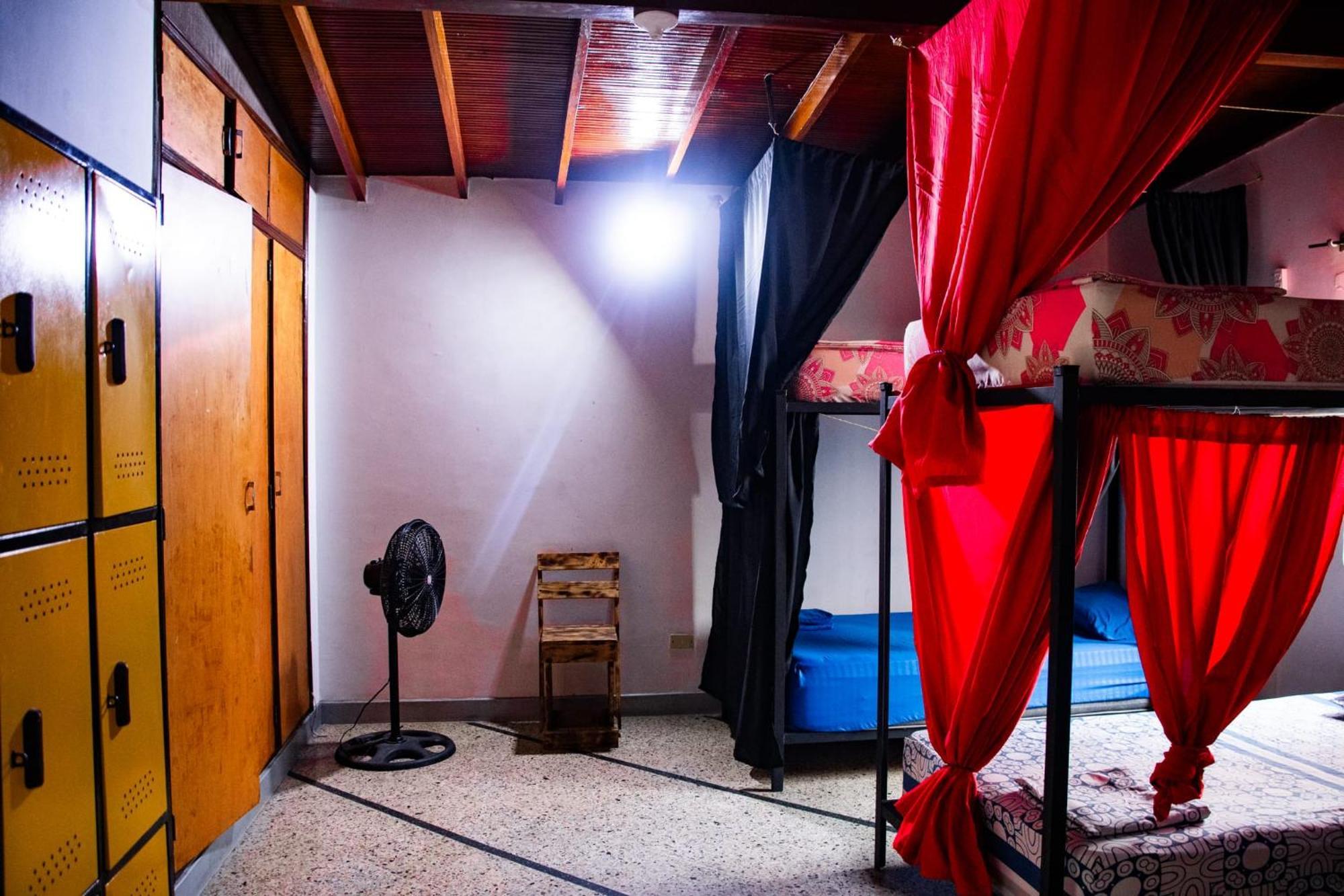 Casa Almarita - Hostal, Bar Y Restaurante ميديلين المظهر الخارجي الصورة