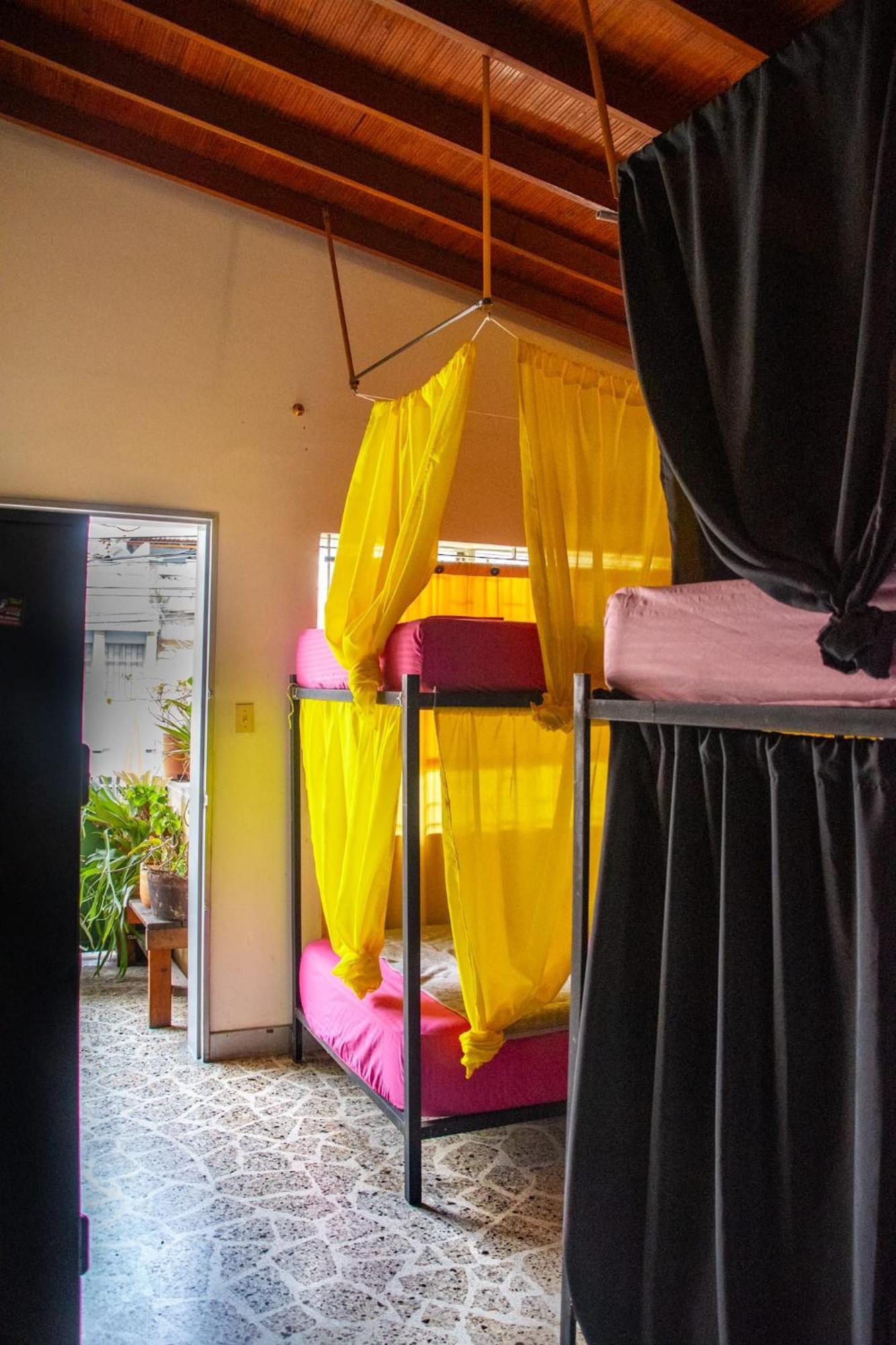 Casa Almarita - Hostal, Bar Y Restaurante ميديلين المظهر الخارجي الصورة